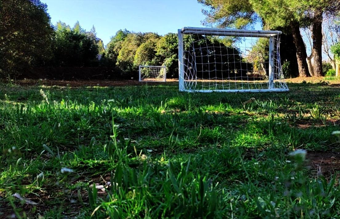 Offrez-Vous Un Sejour Dans Notre Gite A Entressen Une Grande Piscine Pour Se Rafraichir ,Un Espace De Jeux Pour Enfants Pour Des Heures De Divertissement Un Terrain De Petanque Pour Des Parties Endiablees Luaran gambar